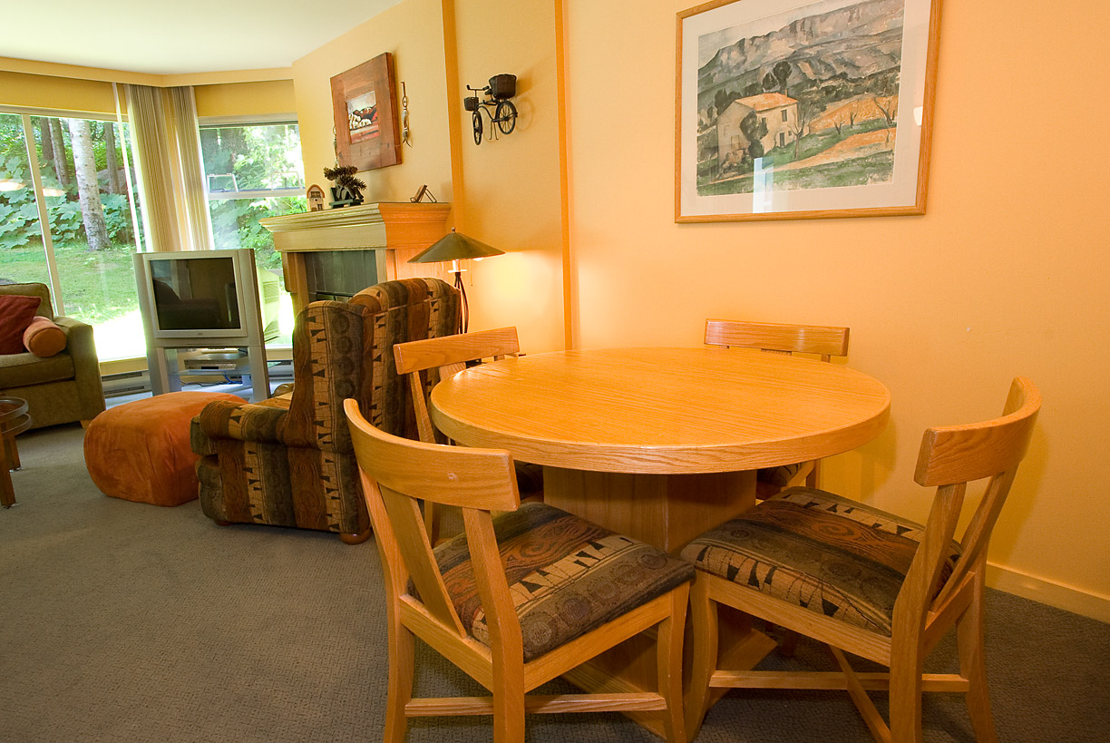 Whistler Woodrun Lodge 214 Dining Area